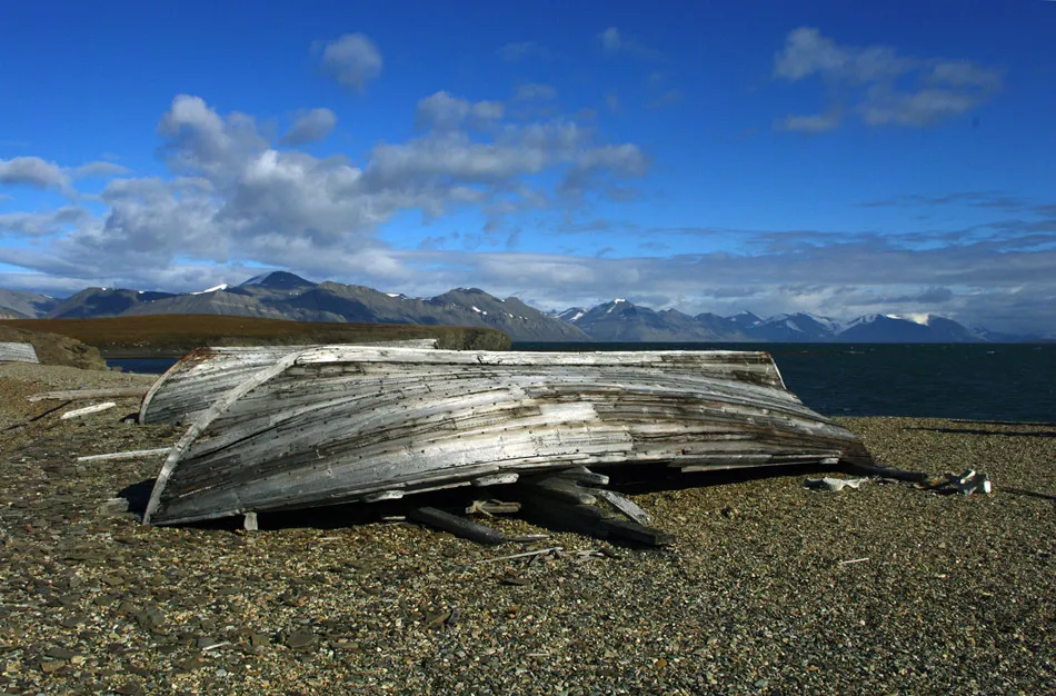 Barentsburg Svalbard - 6 - Subsiding Building